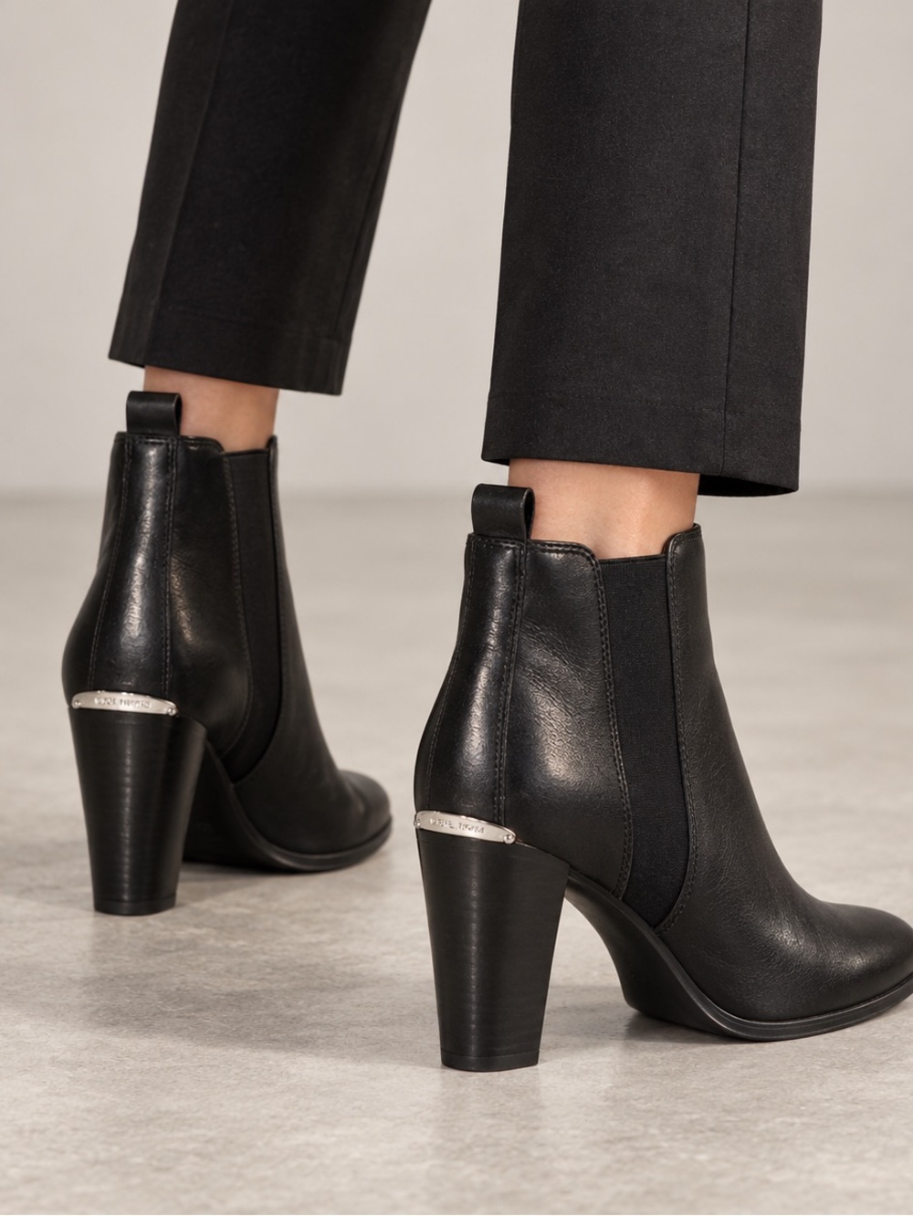 Like New Michael Kors Chelsea Black Leather Ankle Booties Block Heel